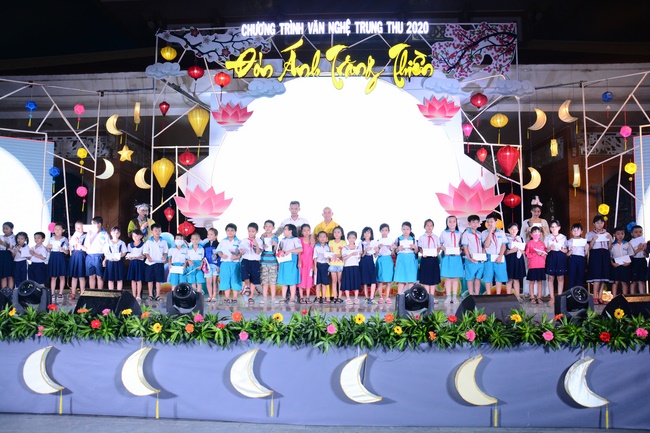 The show Mid-Autumn Festival Welcoming the Full Moon at the Pagoda