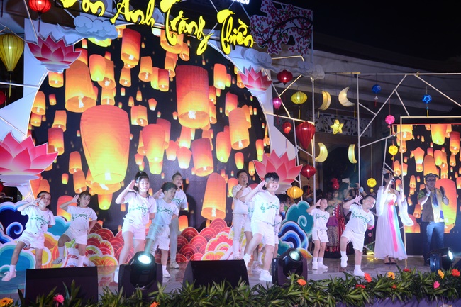 The show Mid-Autumn Festival Welcoming the Full Moon at the Pagoda