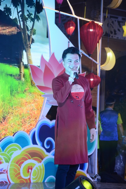 The show Mid-Autumn Festival Welcoming the Full Moon at the Pagoda