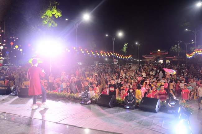 The show Mid-Autumn Festival Welcoming the Full Moon at the Pagoda
