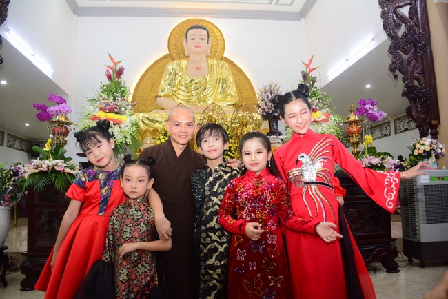 The show Mid-Autumn Festival Welcoming the Full Moon at the Pagoda