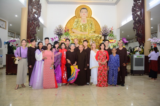 The show Mid-Autumn Festival Welcoming the Full Moon at the Pagoda