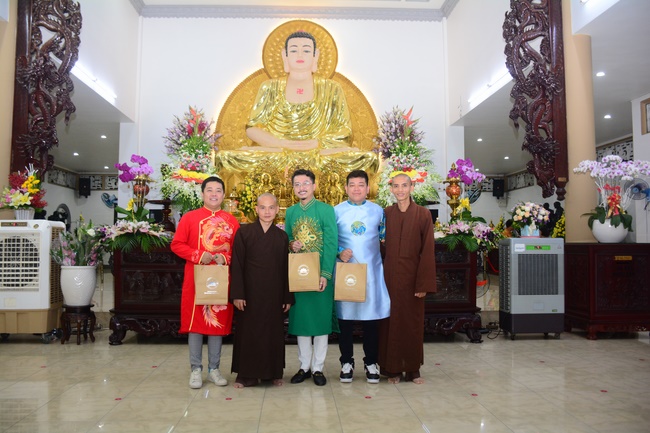 The show Mid-Autumn Festival Welcoming the Full Moon at the Pagoda