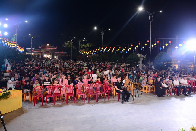The show Mid-Autumn Festival Welcoming the Full Moon at the Pagoda