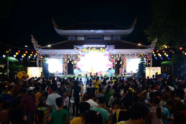 The show Mid-Autumn Festival Welcoming the Full Moon at the Pagoda