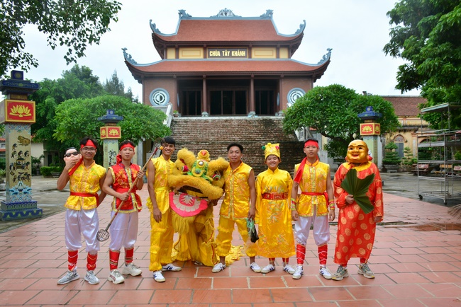 Mid-Autumn Festival at Tay Khanh Pagoda, Thai Binh