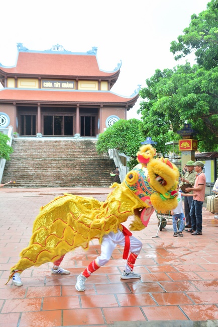 Mid-Autumn Festival at Tay Khanh Pagoda, Thai Binh
