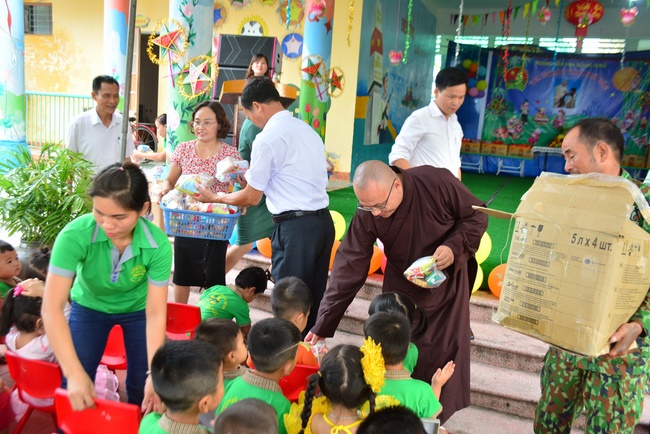Mid-Autumn Festival at Tay Khanh Pagoda, Thai Binh