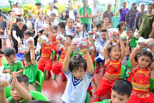 Mid-Autumn Festival at Tay Khanh Pagoda, Thai Binh