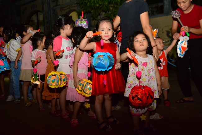 Mid-Autumn Festival at Tay Khanh Pagoda, Thai Binh