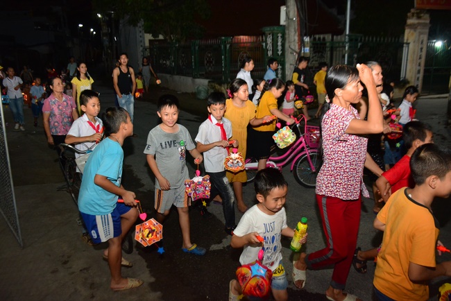 Mid-Autumn Festival at Tay Khanh Pagoda, Thai Binh