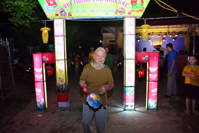 Mid-Autumn Festival at Tay Khanh Pagoda, Thai Binh