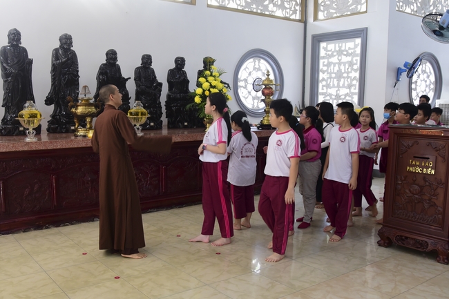 Visiting Hoang Phap Pagoda of Hoa Binh Primary School - Secondary School - High School in Tan Phu.
