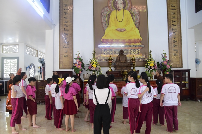 Visiting Hoang Phap Pagoda of Hoa Binh Primary School - Secondary School - High School in Tan Phu.