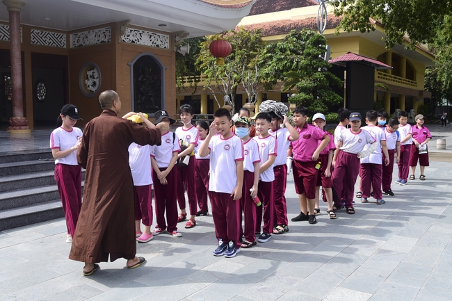 Visiting Hoang Phap Pagoda of Hoa Binh Primary School - Secondary School - High School in Tan Phu.