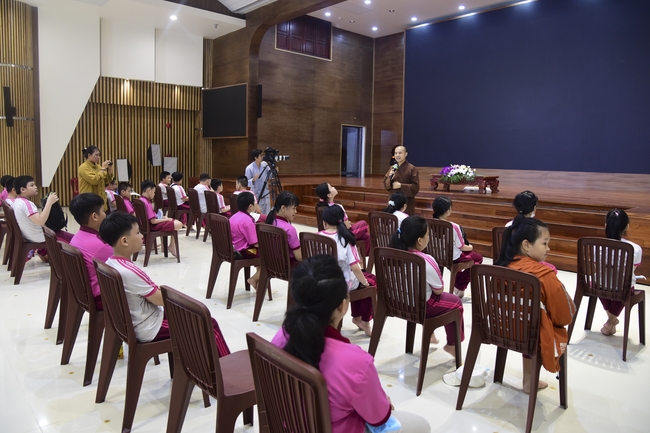 Visiting Hoang Phap Pagoda of Hoa Binh Primary School - Secondary School - High School in Tan Phu.