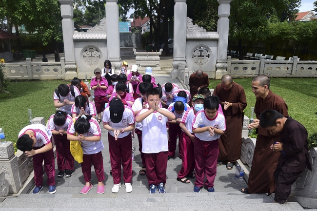 Visiting Hoang Phap Pagoda of Hoa Binh Primary School - Secondary School - High School in Tan Phu.