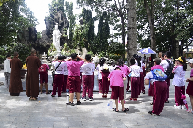 Visiting Hoang Phap Pagoda of Hoa Binh Primary School - Secondary School - High School in Tan Phu.