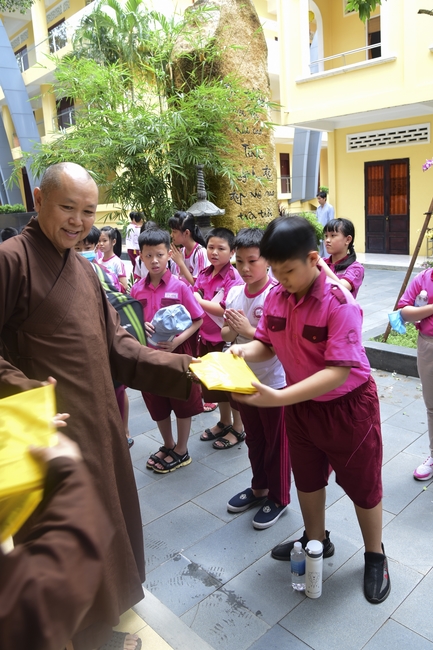 Visiting Hoang Phap Pagoda of Hoa Binh Primary School - Secondary School - High School in Tan Phu.