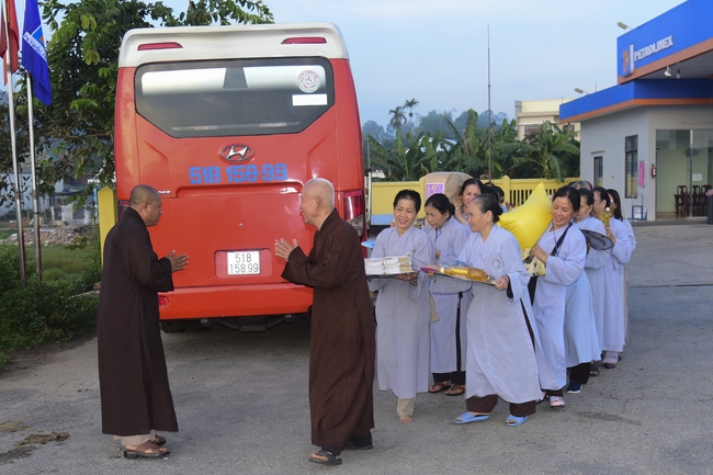 Cúng dường Tam bảo và tặng quà tại chùa Thiên Phước, Quảng Ngãi