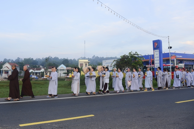 Cúng dường Tam bảo và tặng quà tại chùa Thiên Phước, Quảng Ngãi