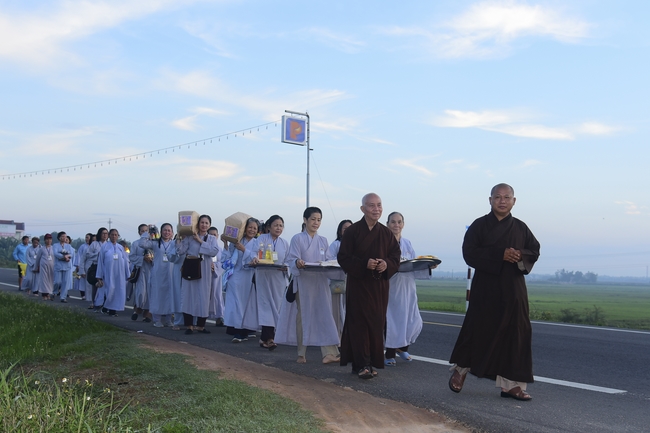 Cúng dường Tam bảo và tặng quà tại chùa Thiên Phước, Quảng Ngãi