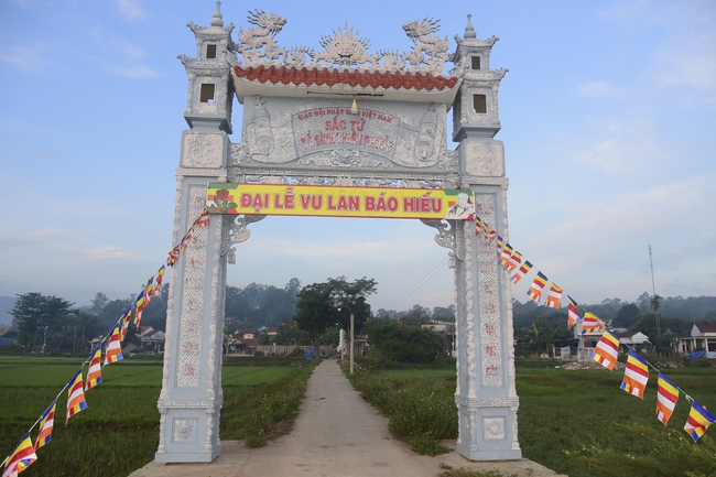 Cúng dường Tam bảo và tặng quà tại chùa Thiên Phước, Quảng Ngãi