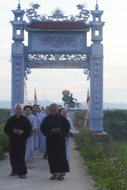 Cúng dường Tam bảo và tặng quà tại chùa Thiên Phước, Quảng Ngãi