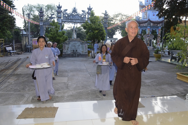 Cúng dường Tam bảo và tặng quà tại chùa Thiên Phước, Quảng Ngãi