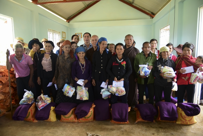 Lễ khánh thành giếng nước và tặng quà tại Bùi Hui, Quảng Ngãi