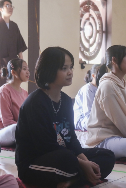 Learning many beneficial things at the pagoda on weekends.