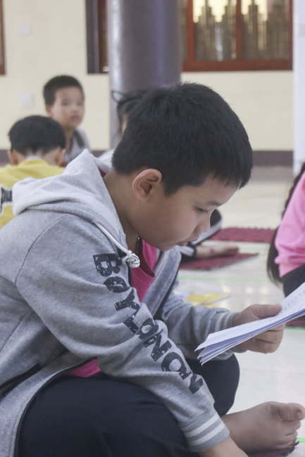 Learning many beneficial things at the pagoda on weekends.