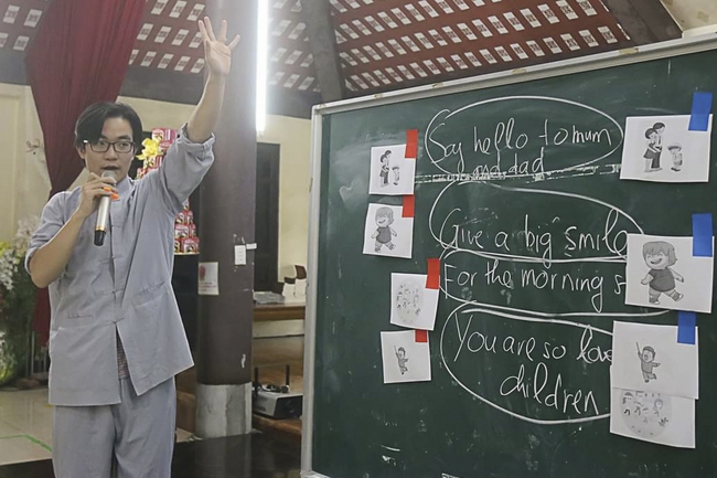 Learning many beneficial things at the pagoda on weekends.