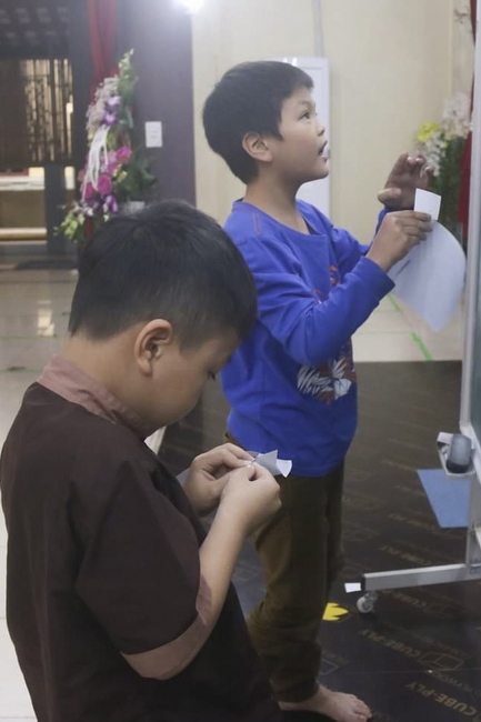 Learning many beneficial things at the pagoda on weekends.