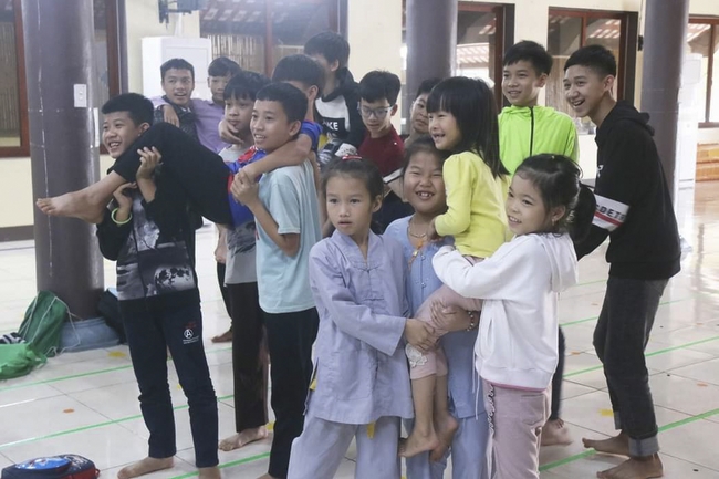 Learning many beneficial things at the pagoda on weekends.