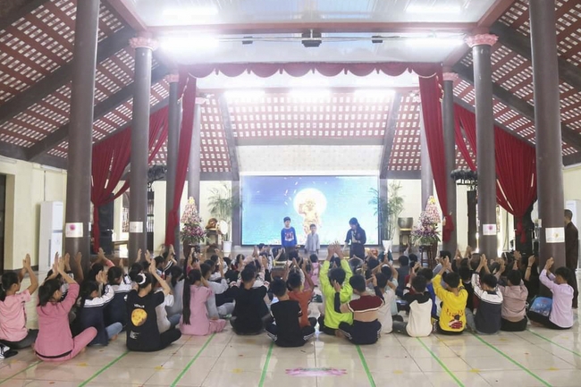 Learning many beneficial things at the pagoda on weekends.