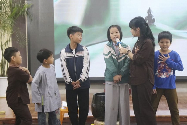 Learning many beneficial things at the pagoda on weekends.