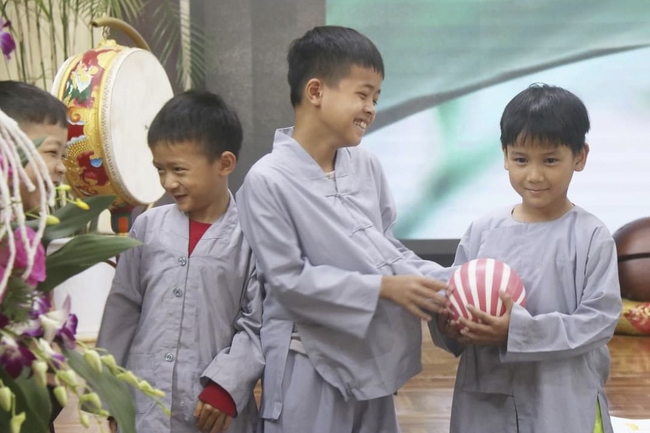 Learning many beneficial things at the pagoda on weekends.