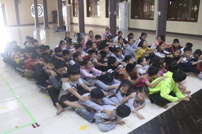 Learning many beneficial things at the pagoda on weekends.