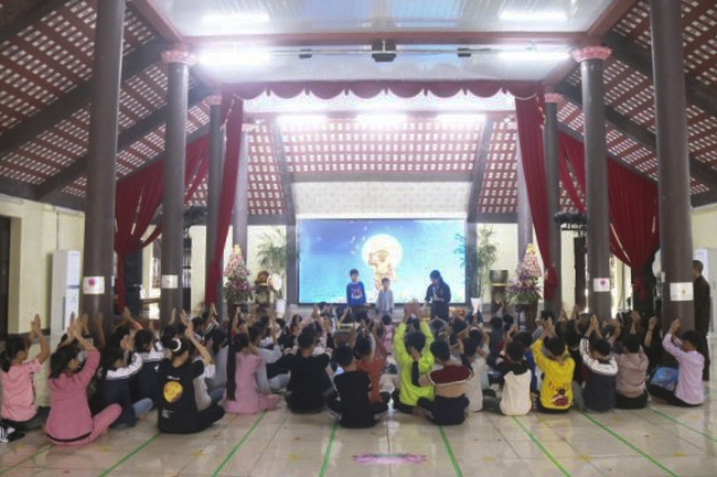 Learning many beneficial things at the pagoda on weekends.