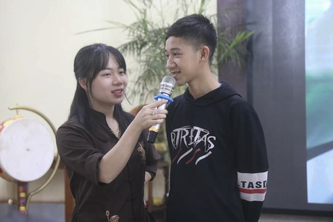 Learning many beneficial things at the pagoda on weekends.