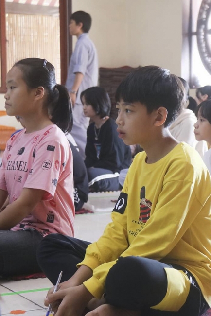 Learning many beneficial things at the pagoda on weekends.