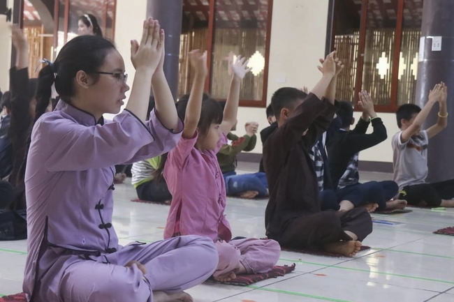 Learning many beneficial things at the pagoda on weekends.