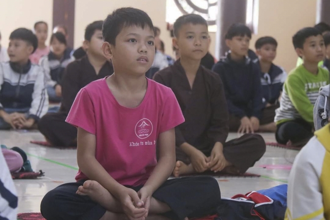 Learning many beneficial things at the pagoda on weekends.