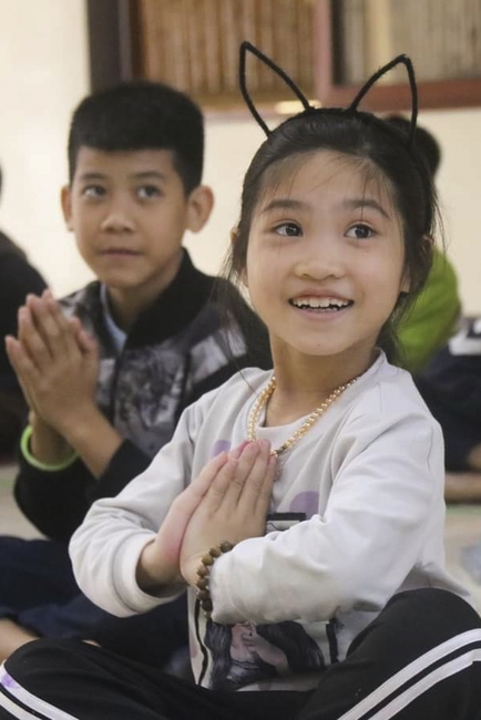 Learning many beneficial things at the pagoda on weekends.