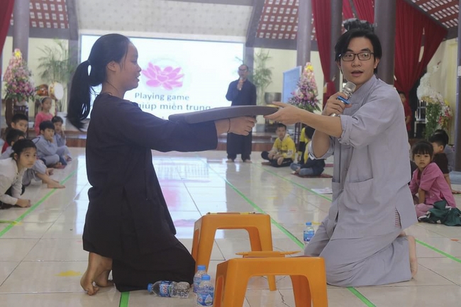 Learning many beneficial things at the pagoda on weekends.