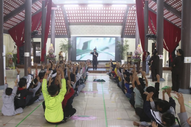 Learning many beneficial things at the pagoda on weekends.