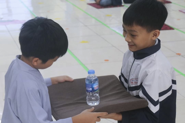 Learning many beneficial things at the pagoda on weekends.