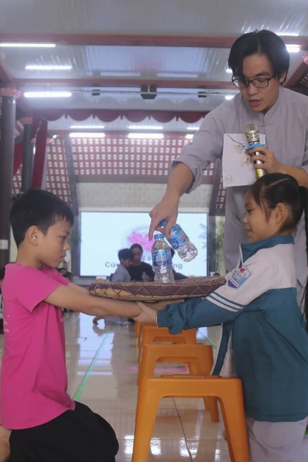 Learning many beneficial things at the pagoda on weekends.