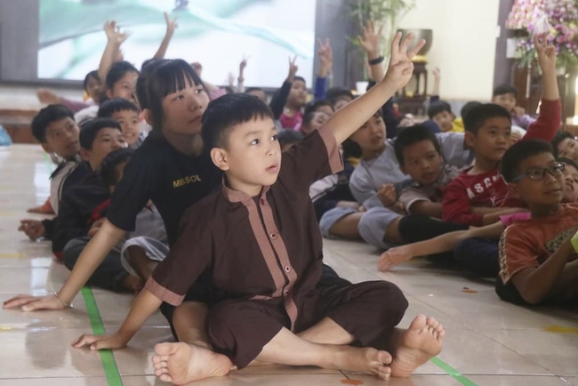 Learning many beneficial things at the pagoda on weekends.